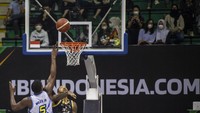 Pebasket Dewa United Surabaya Jamarr A Johnson (kanan) berusaha menghadang lemparan bola dari pebasket Prawira Bandung Dennis D Miles Jr (kiri) saat pertandingan Playoff Liga Bola Basket Indonesia (IBL) Tokopedia 2022 di Gor C-Tra Arena, Bandung, Jawa Barat, Selasa (16/8/2022).