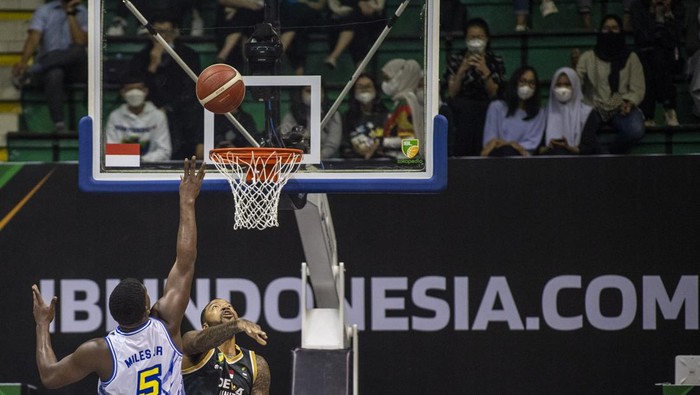 Tim Basket Prawira Bandung Kalahkan Dewa United Surabaya Pebasket Dewa United Surabaya Jamarr A Johnson (kanan) berusaha menghadang lemparan bola dari pebasket Prawira Bandung Dennis D Miles Jr (kiri) saat pertandingan Playoff Liga Bola Basket Indonesia (IBL) Tokopedia 2022 di Gor C-Tra Arena, Bandung, Jawa Barat, Selasa (16/8/2022). Prawira Bandung berhasil mengalahkan Dewa United Surabaya dengan skor 69-65. ANTARA FOTO/M Agung Rajasa/foc.