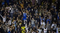 Pendukung tim basket Prawira Bandung bergembira saat pertandingan Playoff Liga Bola Basket Indonesia (IBL) Tokopedia 2022 di Gor C-Tra Arena, Bandung, Jawa Barat, Selasa (16/8/2022).