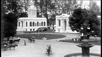 Gedung Balai Kota Lama. Ada tugu air mancur depan Kantor Pos Pusat Medan dan Bank Indonesia (Dok. Hulswit & Fermont, Jacob Nienhuys)