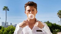 Tom Holland juga tak jarang membagikan foto pemotretan buat majalah yang tentu disambut penuh cinta oleh penggemar. (Foto: dok. Instagram @tomholland2013) 
