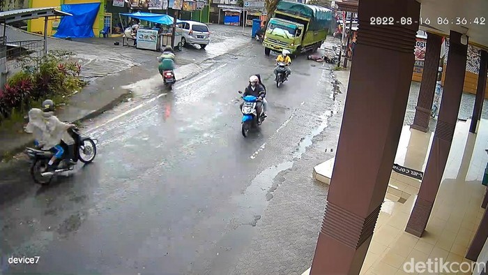 Truk ugal-ugalan menyerempet sejumlah pengendara motor di Bandar Lampung.