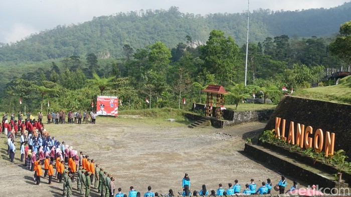 Upacara pengibaran bendera merah putih raksasa di Bukit Klangon, Kalitengah Lor, Glgagaharjo, Cangkringan, Sleman, Selasa (16/8/2022). Upacara pengibaran bendera merah putih raksasa di Bukit Klangon, Kalitengah Lor, Glgagaharjo, Cangkringan, Sleman, Selasa (16/8/2022).