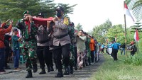 Pengibaran bendera merah putih raksasa itu dilakukan warga Kalurahan Glagaharjo, Cangkringan, Sleman, untuk mengenang jasa para pahlawan. Foto: Jauh Hari Wawan S/detikJateng