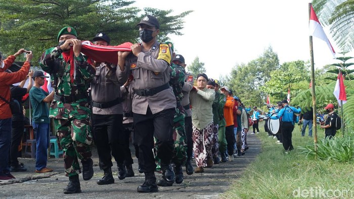 Upacara pengibaran bendera merah putih raksasa di Bukit Klangon, Kalitengah Lor, Glgagaharjo, Cangkringan, Sleman, Selasa (16/8/2022).
