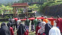 Upacara pengibaran bendera ini dipimpin oleh Komandan Koramil Cangkringan Kapten (Inf) Tosikin. Pesertanya terdiri mahasiswa, masyarakat sekitar, perangkat pemerintahan, TNI, Polri, dan relawan. Foto: Jauh Hari Wawan S/detikJateng