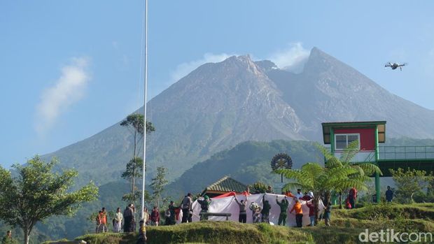 Upacara pengibaran bendera merah putih raksasa di Bukit Klangon, Kalitengah Lor, Glgagaharjo, Cangkringan, Sleman, Selasa (16/8/2022).