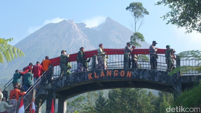Upacara pengibaran bendera merah putih raksasa di Bukit Klangon, Kalitengah Lor, Glgagaharjo, Cangkringan, Sleman, Selasa (16/8/2022).