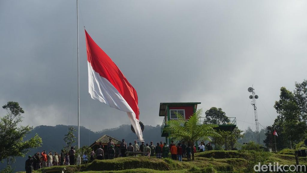 Pengibaran Bendera Merah Putih Raksasa di Bukit Klangon Merapi