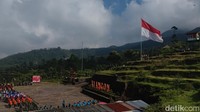 Bendera merah putih berukuran 9x6 meter tampak gagah berkibar di tiang setinggi 17 meter di Bukit Klangon. Foto: Jauh Hari Wawan S/detikJateng