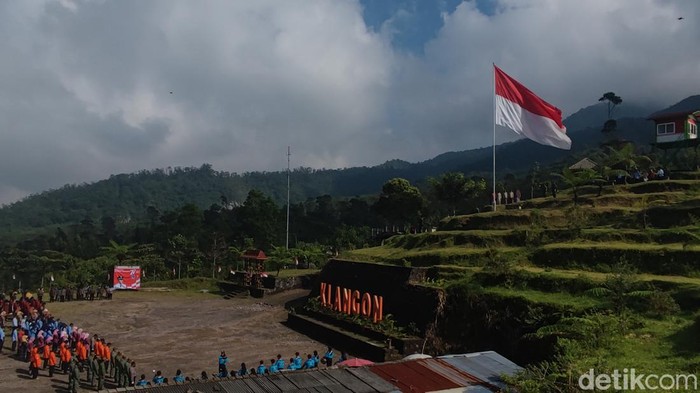 Upacara pengibaran bendera merah putih raksasa di Bukit Klangon, Kalitengah Lor, Glgagaharjo, Cangkringan, Sleman, Selasa (16/8/2022).