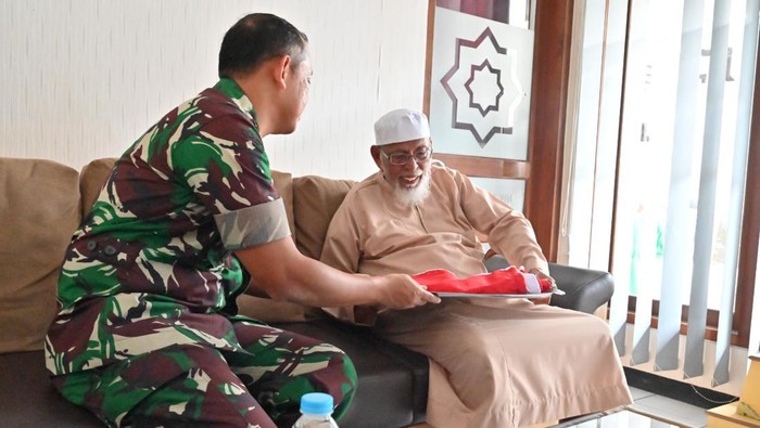 Ustaz Abu Bakar Baasyir menerima bendera merah putih dari Komandan Korem (Danrem) 074/Warastratama, Kolonel Inf Achiruddin, Selasa (16/8/2022).