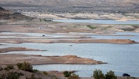 Pemandangan udara dari waduk Elephant Butte yang dilanda kekeringan di dekat Truth or Consequences, New Mexico, Senin (15/8/2022).  