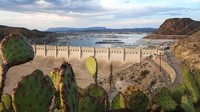 Pintu waduk terlihat dari udara. Ketinggian air di Elephant Butte telah di bawah rata-rata sejak sekitar tahun 2019 dan danau tersebut belum dapat memenuhi tingkat kebutuhan irigasi penuh selama beberapa tahun.  