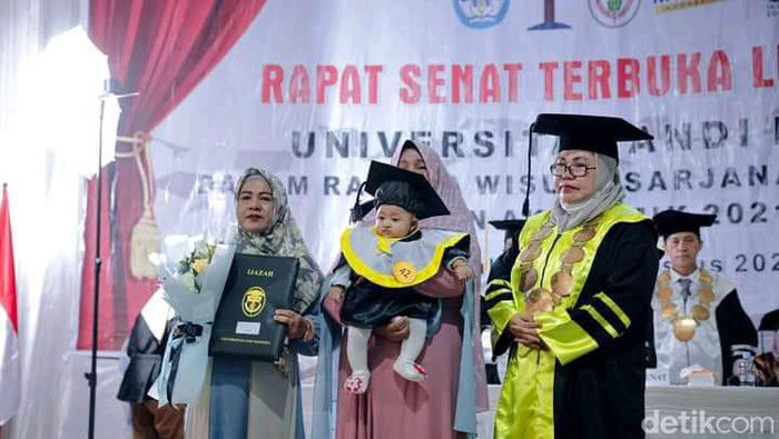 Wisuda bayi Kimberly yang mewakili kedua orang tuanya.