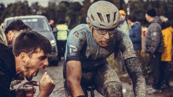 Peraih Silver di kategori Cycling diraih gareth quinn Foto: World Sports Photography Awards