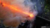 Sebanyak 17 kali tembakan peluru hampa dilepaskan dari meriam 75 mm saat upacara Peringatan Detik-detik Proklamasi. 