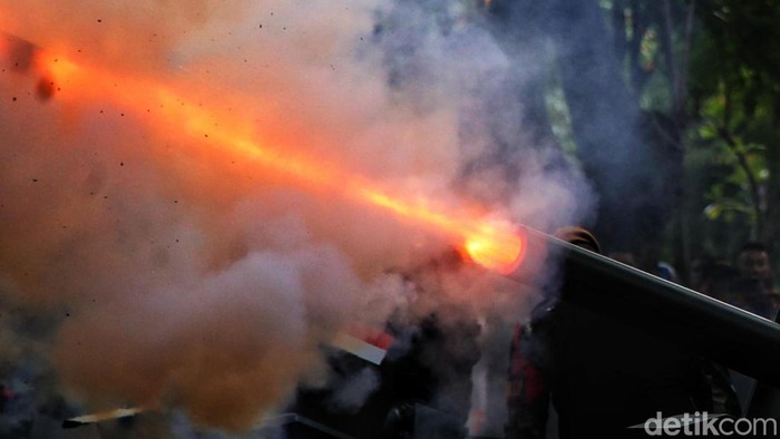 17 Dentuman Meriam Tandai Detik-detik Proklamasi RI Personel Yonarmed 7 Kodam Jaya mendentumkan meriam kaliber 75 mm Saluting Gun saat Peringatan Detik-Detik Proklamasi pada perayaan HUT ke-77 RI di halaman Monas, Jakarta, Rabu (17/8/2022).