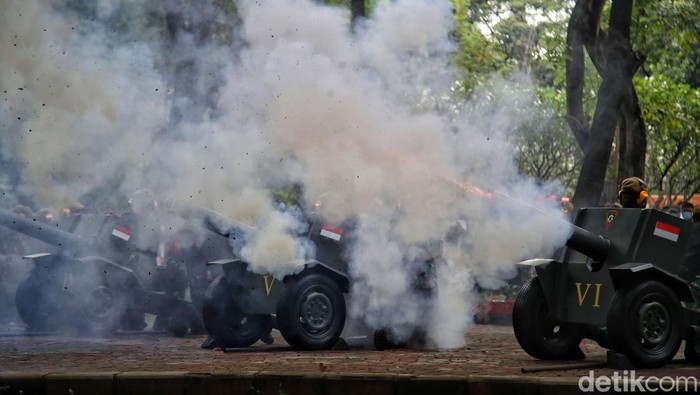 17 Dentuman Meriam Tandai Detik-detik Proklamasi RI Personel Yonarmed 7 Kodam Jaya mendentumkan meriam kaliber 75 mm Saluting Gun saat Peringatan Detik-Detik Proklamasi pada perayaan HUT ke-77 RI di halaman Monas, Jakarta, Rabu (17/8/2022).