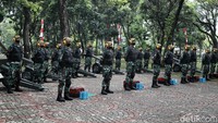 Personel Yonarmed 7 Kodam Jaya mendentumkan meriam kaliber 75 mm Saluting Gun saat Peringatan Detik-Detik Proklamasi pada perayaan HUT ke-77 RI di halaman Monas, Jakarta, Rabu (17/8/2022).  