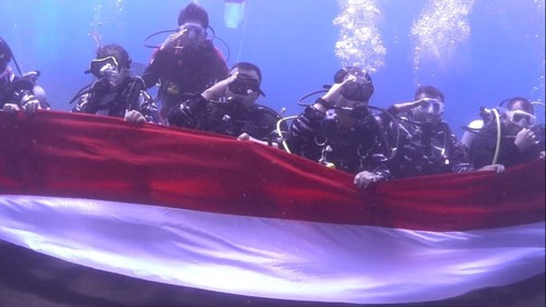 Acara pengibaran bendera di bawah laut perairan Tulamben untuk memeriahkan HUT RI ke-77