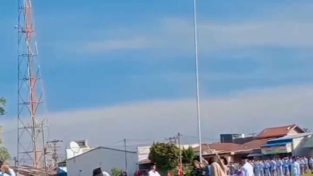 Aksi Heroik Siswa di Sumut Panjat Tiang gegara Tali Bendera Putus