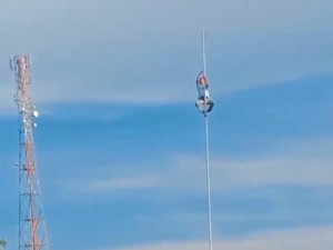 Aksi Heroik Siswa di Sumut Panjat Tiang gegara Tali Bendera Putus