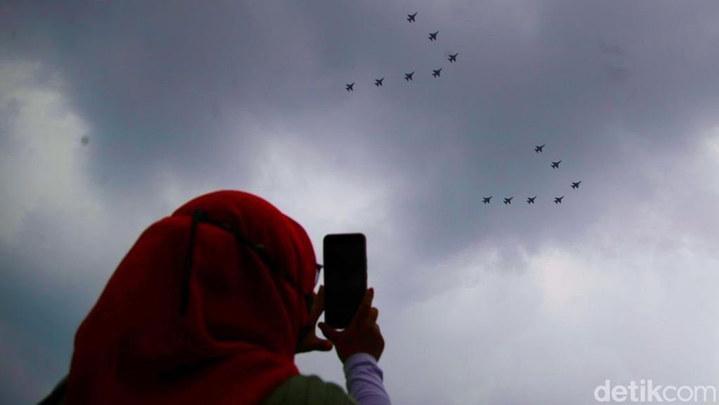 Pesawat Tempur Bolak-balik Terbang di Langit Jakarta Pagi Ini, Ada Apa?
