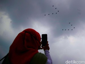 Pesawat Tempur Bolak-balik Terbang di Langit Jakarta Pagi Ini, Ada Apa?
