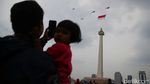Aksi Manuver Jet Tempur F-16 Bentuk Formasi 77 di Langit Jakarta