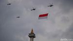 Aksi Manuver Jet Tempur F-16 Bentuk Formasi 77 di Langit Jakarta