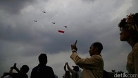 Setelah itu, upacara HUT RI dimeriahkan oleh aksi helikopter gabungan TNI-Polri bernama Nusantara Flight. Helikopter itu membawa bendera mutih.  