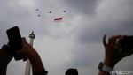 Aksi Manuver Jet Tempur F-16 Bentuk Formasi 77 di Langit Jakarta