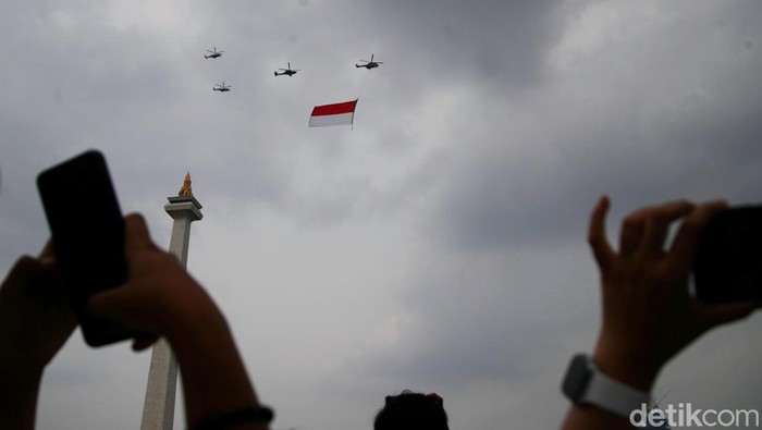 Aksi Manuver Jet Tempur F-16 Bentuk Formasi 77 di Langit Jakarta Pesawat Tempur F-16 TNI AU dan Helikopter gabungan milik TNI-Polri terbang melintas di atas Monas saat Upacara Peringatan Detik-Detik Proklamasi di Monas, Jakarta Pusat, Rabu (17/8/2022).