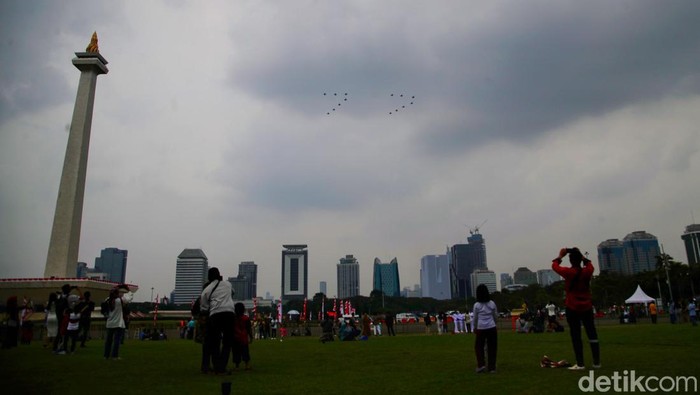 Pesawat Tempur F-16 TNI AU dan Helikopter gabungan milik TNI-Polri terbang melintas di atas Monas saat Upacara Peringatan Detik-Detik Proklamasi di Monas,  Jakarta Pusat, Rabu (17/8/2022).