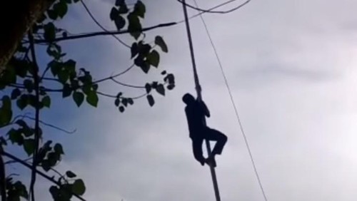 Aksi satpam memanjat tiang bendera saat pengibaran bendera Merah Putih pada HUT kemerdekaan Republik Indonesia ke-77 di Lapangan umum Arjanjang Keruak, Lombok Timur viral di media sosial