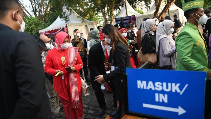 Warga antre memasuki kompleks Istana Merdeka untuk menyaksikan Upacara Peringatan Detik-Detik Proklamasi Kemerdekaan ke-77 Republik Indonesia di Jakarta, Rabu (17/8/2022).