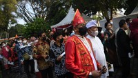 Para warga yang menjadi tamu undangan datang memakai batik hingga baju adat daerah. 