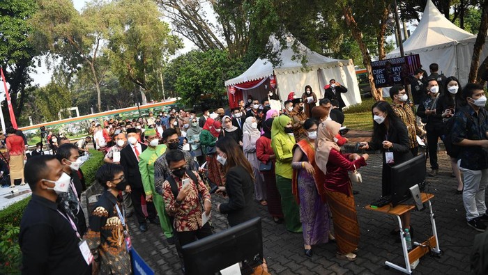 Antusias Warga Ikut Upacara Detik-detik Proklamasi di Istana Merdeka Warga antre memasuki kompleks Istana Merdeka untuk menyaksikan Upacara Peringatan Detik-Detik Proklamasi Kemerdekaan ke-77 Republik Indonesia di Jakarta, Rabu (17/8/2022).