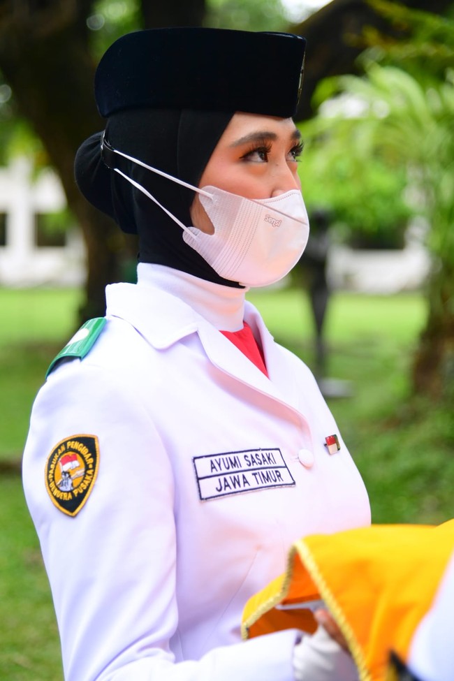 Ayumi Putri Sasaki merupakan remaja berhijab perwakilan Paskibraka dari Provinsi Jawa Timur. Dia terpilih menjadi pembawa baki bendera Merah Putih dalam Upacara Penurunan Bendera Negara Sang Merah Putih di halaman Istana Merdeka, pada Rabu (17/8/2022). Foto: (Foto: Muchlis Jr - Biro Pers Sekretariat Presiden)
