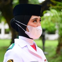 Ayumi Putri Sasaki merupakan remaja berhijab perwakilan Paskibraka dari Provinsi Jawa Timur. Dia terpilih menjadi pembawa baki bendera Merah Putih dalam Upacara Penurunan Bendera Negara Sang Merah Putih di halaman Istana Merdeka, pada Rabu (17/8/2022). Foto: (Foto: Muchlis Jr - Biro Pers Sekretariat Presiden)