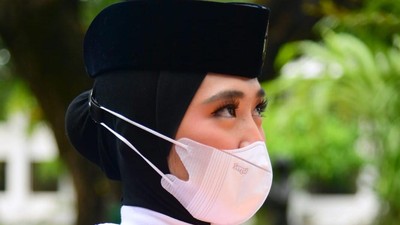10 Foto Ayumi Sasaki, Remaja Berhijab Pembawa Baki Bendera Berdarah Jepang