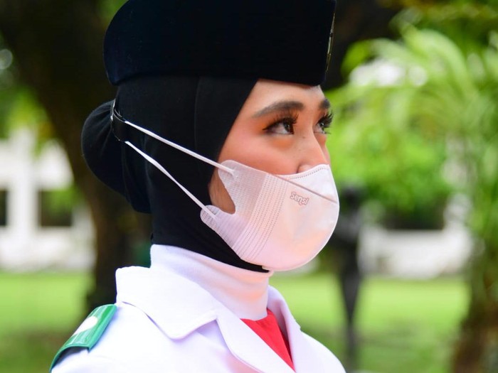 Ayumi Putri Sasaki terpilih menjadi pembawa bendera Merah Putih dalam Upacara Penurunan Bendera (Foto: Muchlis Jr - Biro Pers Sekretariat Presiden) Ayumi Putri Sasaki terpilih menjadi pembawa bendera Merah Putih dalam Upacara Penurunan Bendera (Foto: Muchlis Jr - Biro Pers Sekretariat Presiden)