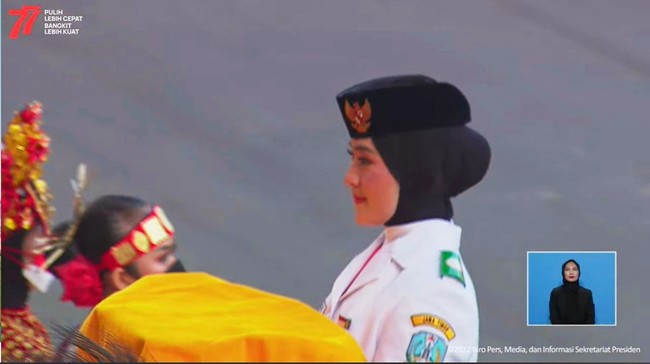 Ayumi yang berasal dari Kabupaten Banyuwangi ini masih sekolah di SMAN 2 Taruna Bhayangkara. Berdasarkan keterangan tertulis dari Biro Pers, Media, dan Informasi Sekretariat Presiden, Rabu (17/8/2022), Ayumi termasuk Tim Pancasila Sakti yang bertugas dalam Upacara Penurunan Bendera Negara Sang Merah Putih. Foto: tangkap layar
