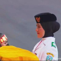 Ayumi yang berasal dari Kabupaten Banyuwangi ini masih sekolah di SMAN 2 Taruna Bhayangkara. Berdasarkan keterangan tertulis dari Biro Pers, Media, dan Informasi Sekretariat Presiden, Rabu (17/8/2022), Ayumi termasuk Tim Pancasila Sakti yang bertugas dalam Upacara Penurunan Bendera Negara Sang Merah Putih. Foto: tangkap layar