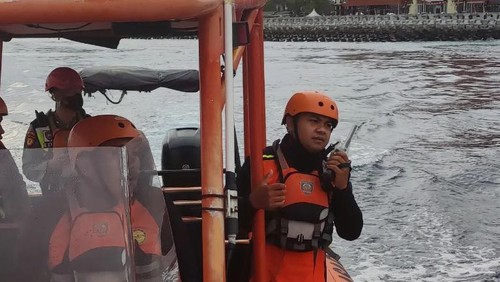 Basarnas Bali melakukan pencarian WNA Korea Selatan yang hilang saat snorkeling di Pantai Mantabay, Nusa Penida, Klungkung, Bali, Rabu (17/8/2022).