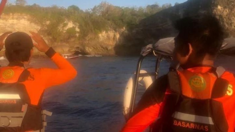 Basarnas Bali melakukan pencarian WNA Korea Selatan yang hilang saat snorkeling di Pantai Mantabay, Nusa Penida, Klungkung, Bali, Selasa (16/8/2022).