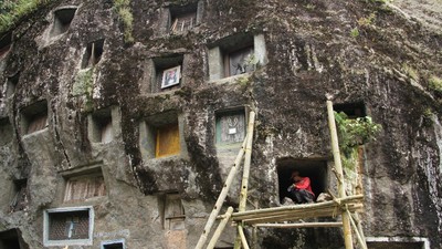 Begini Pembuatan Liang Kuburan Batu di Toraja