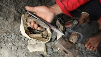 Pekerja memperlihatkan peralatan pembuatan liang di kuburan batu Loko Mata di Kabupaten Toraja Utara.