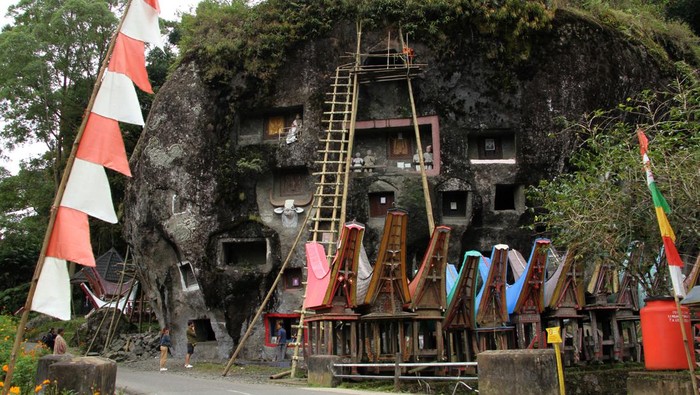 Pekerja menyelesaikan pembuatan liang di kuburan batu Loko Mata di Kabupaten Toraja Utara, Sulawesi Selatan, Selasa (16/8/2022). Pekerja setempat mengaku biaya pembuatan liang pada kuburan batu tersebut berkisar Rp90 juta-Rp190 juta per liang tergantung ukuran volume dengan masa pengerjaan enam bulan hingga satu tahun. ANTARA FOTO/Arnas Padda/foc.